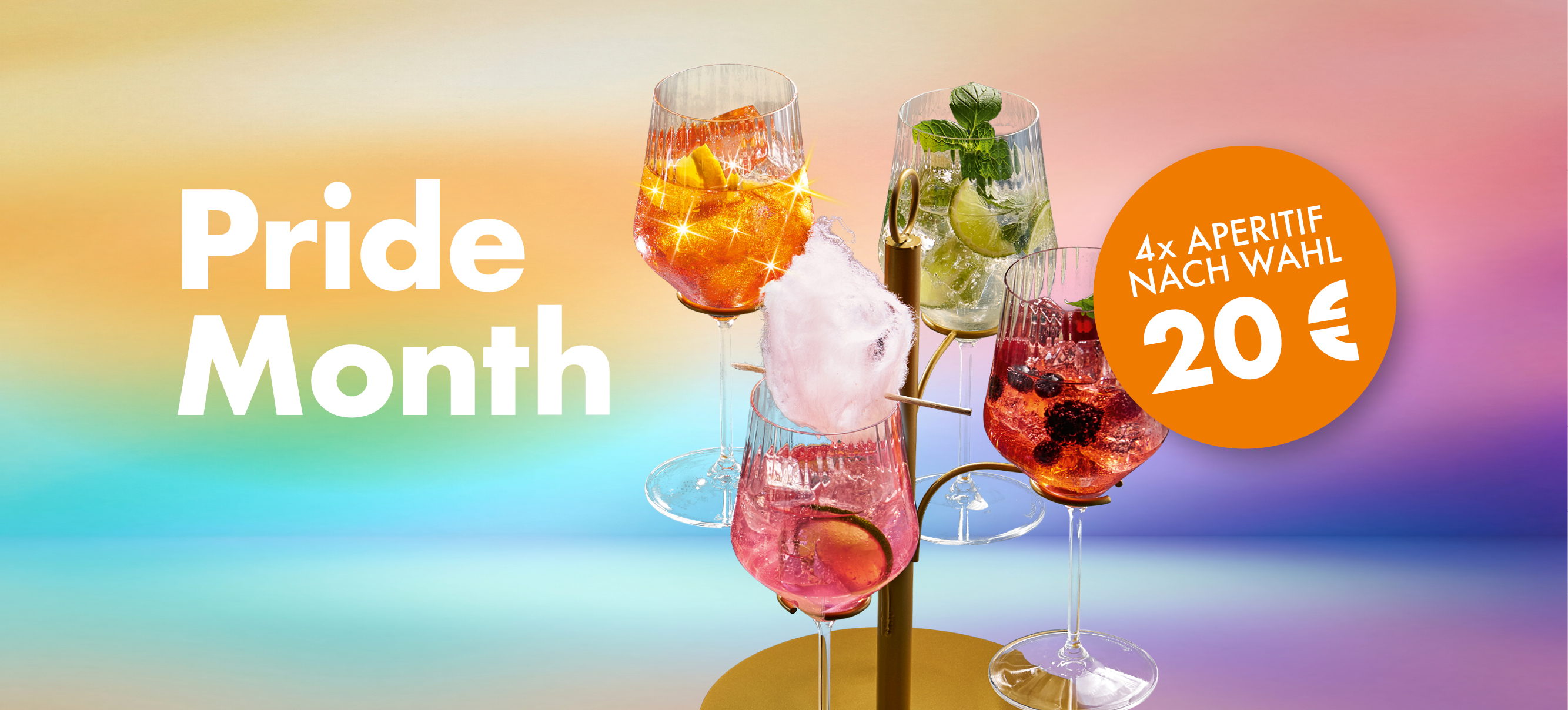 Pride-Month-Banner mit regenbogenfarbenem Hintergrund. Vier farbenfrohe Aperitifs in Gläsern stehen auf einem goldenen Getränkehalter. Ein orangefarbener Kreis weist auf das Angebot ‚4x Aperitif nach Wahl für 20 €‘ hin.