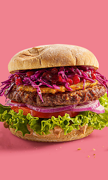 Burger SANTA KRAUT SANTA KRAUT: Burger mit saftigem Rindfleisch, knusprigem Kartoffelrösti, winterlichem Rotkrautsalat & weihnachtlicher HANS IM GLÜCK Soße mit einem Hauch Zimt.