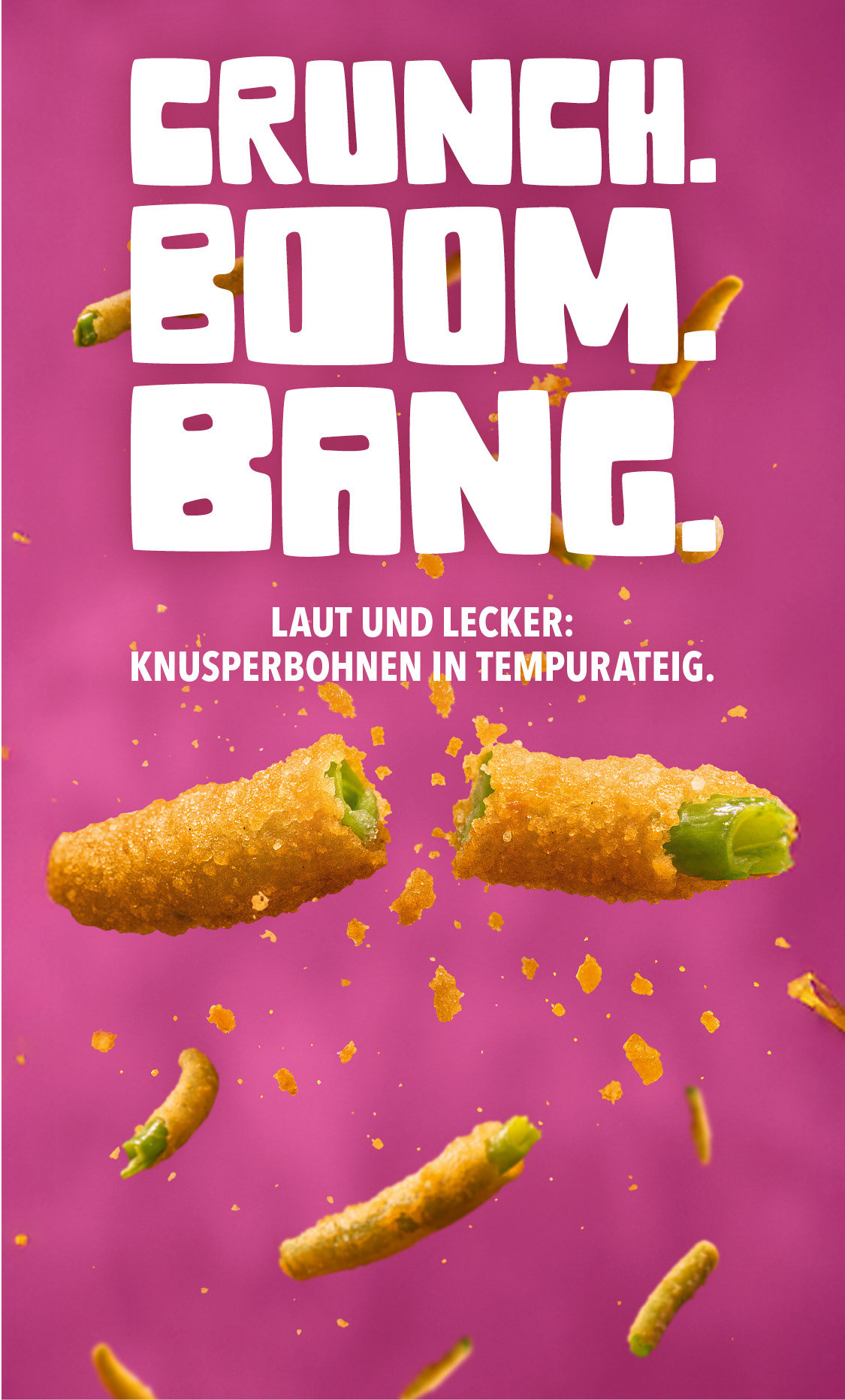 Knusperbohnen in goldener Tempurateig auf pinkem Hintergrund. Große, weiße Headline: ‚Crunch. Boom. Bang.‘ Darunter der Text: ‚Laut und lecker: Knusperbohnen in Tempurateig.‘ Im Fokus: kross gebackene grüne Bohnen, umgeben von knusprigen Bröseln. Perfekt als Snack und Fingerfood.